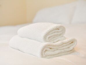 Dusj, hårføner og håndklær