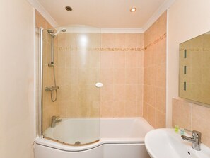 Shower, hair dryer, towels - Perfectly located 1 bed flat - Pass the Keys (Cardiff)