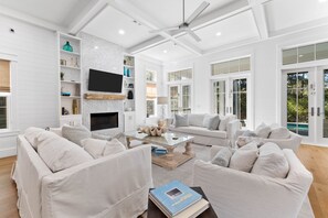 Tv, eldstad och kontor