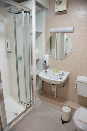 Studio, 1 lit double et 1 canapé-lit | Salle de bain