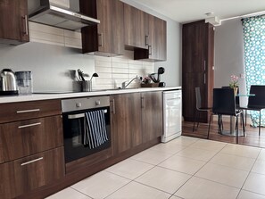 Departamento estándar | Cocina privada | Refrigerador, microondas, lavavajillas y cafetera y tetera 