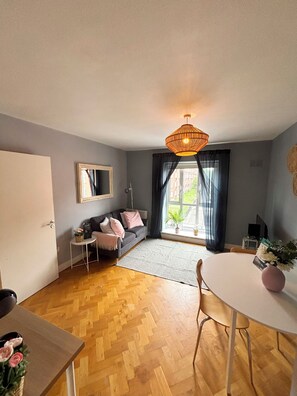 Standard-Apartment | Wohnbereich | Fernseher