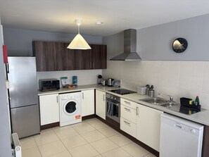 Standard Apartment, Patio | Private kitchen | Fridge, microwave, dishwasher, electric kettle - Leevin Stay Apartments City Center  (Dublin)