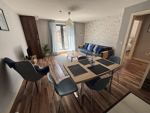 Standard-Apartment | Wohnbereich | Fernseher