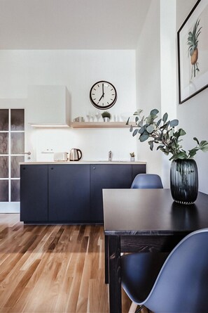 Estudio, 1 cama Queen size, para no fumadores, Terraza | Cocina privada | Frigobar, microondas, parrilla de estufa y cafetera de espresso 