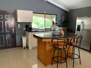 Fridge, microwave, oven, coffee/tea maker - Jaco Sol Quadplex 11A - Luxury apartment near the beach and commerce (Jacó)