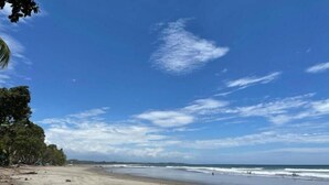 A beach with a clear sky and calm sea. - 12B Jaco Sol Quadplex - Luxury apartment near the beach and commerce (Jacó)
