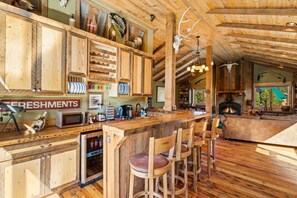 Bar (on property) - Beautifully Done Family Home Lazy Acres- The Big House at Bunkhouse (West Yellowstone)