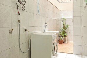 Dusche, Haartrockner, Handtücher, Seife