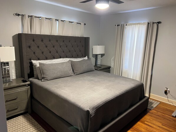 2 habitaciones, escritorio, tabla de planchar con plancha y wifi gratis 