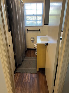 Towels, soap, shampoo, toilet paper - 2br Albany Oasis (Albany)