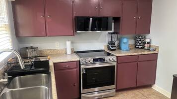Coffee/tea maker, fridge, microwave, oven