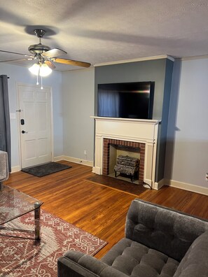Smart TV, fireplace - 2br Albany Oasis (Albany)