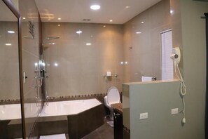 Bañera de hidromasaje, secador de pelo, toallas y jabón