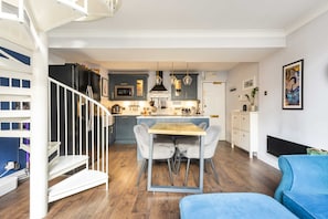 Basic Apartment, 1 King Bed | Dining