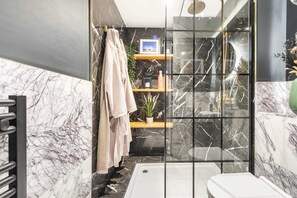 Bathroom - Beautiful One Bed Apartment In East London (London)