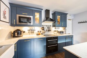 Basic Apartment, 1 King Bed | Private kitchen - Beautiful One Bed Apartment In East London (London)