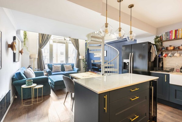 Basic Apartment, 1 King Bed | Private kitchen - Beautiful One Bed Apartment In East London (London)