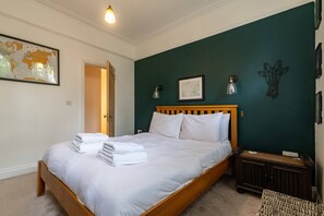 Basic Apartment, Multiple Beds | 2 bedrooms, laptop workspace, iron/ironing board, bed sheets