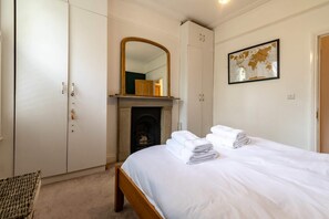 Basic Apartment, Multiple Beds | 2 bedrooms, laptop workspace, iron/ironing board, bed sheets