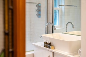 Apartamento básico, varias camas | Baño | Secador de pelo, toallas, jabón y champú