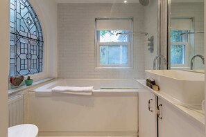 Basic Apartment, Multiple Beds | Bathroom | Hair dryer, towels, soap, shampoo