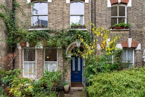 Point of interest - Beautiful Two Bed Abode In South West London (London)