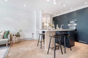 Apartamento básico, várias camas | Cozinha privada | Geladeira, fogão, cooktop, lava-louças