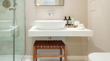 Departamento básico, varias camas | Baño | Secadora de cabello, toallas, jabón, shampoo