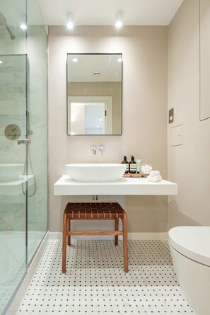 Apartamento básico, várias camas | Banheiro | Secador de cabelo, toalhas de banho, sabonete, shampoo