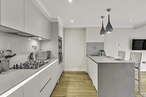 Basic Apartment, 1 Queen Bed | Private kitchen | Fridge, microwave, oven, stovetop - Chic and Contemporary Retreat in Brentford (Brentford)