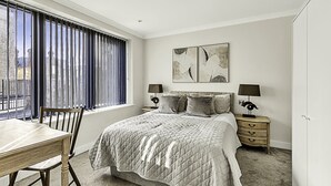 Basic Apartment, 1 Queen Bed - Chic and Contemporary Retreat in Brentford (Brentford)