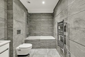 Basic Apartment, 1 Queen Bed | Bathroom | Towels, soap, shampoo, toilet paper - Chic and Contemporary Retreat in Brentford (Brentford)