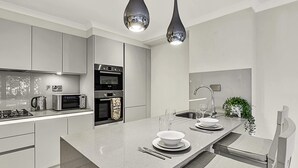Basic Apartment, 1 Queen Bed | Private kitchen - Chic and Contemporary Retreat in Brentford (Brentford)