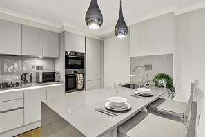 Appartamento Basic, 1 letto queen | Cucina privata | Frigorifero, microonde, forno, piano cottura