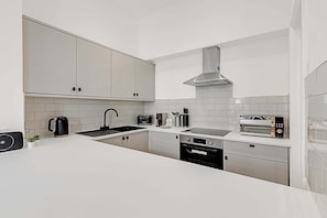 Apartment | Private kitchen | Fridge, microwave, oven, stovetop - Contemporary Oasis in Paddington II (London)