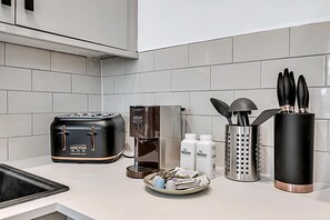 Apartment | Private kitchen | Fridge, microwave, oven, stovetop - Contemporary Oasis in Paddington II (London)