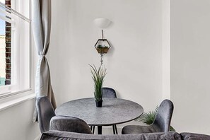 Living room - Contemporary Oasis in Paddington II (London)