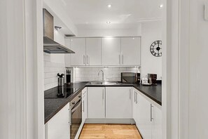 Apartment | Private kitchen | Fridge, microwave, oven, stovetop - Contemporary Oasis in Paddington III (London)