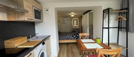 Studio Supérieur | Cuisine privée | Réfrigérateur, micro-ondes, four, plaque de cuisson