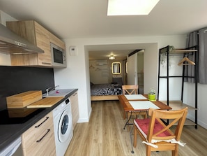 Estudio superior | Cocina privada | Refrigerador, microondas, horno y parrilla de estufa