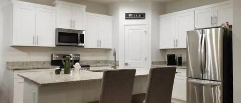 Refrigerador, microondas, horno, placa de cocina