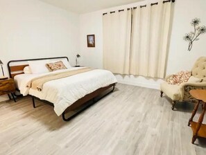 3 bedrooms, desk, free WiFi, bed sheets