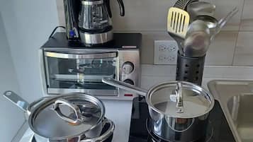 Fridge, microwave, stovetop, coffee/tea maker