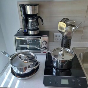 Kühlschrank, Mikrowelle, Herdplatte, Wasserkocher mit Kaffee-/Teezubehör