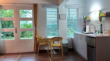 Frigorifero, microonde, piano cottura, macchina per tè/caffè