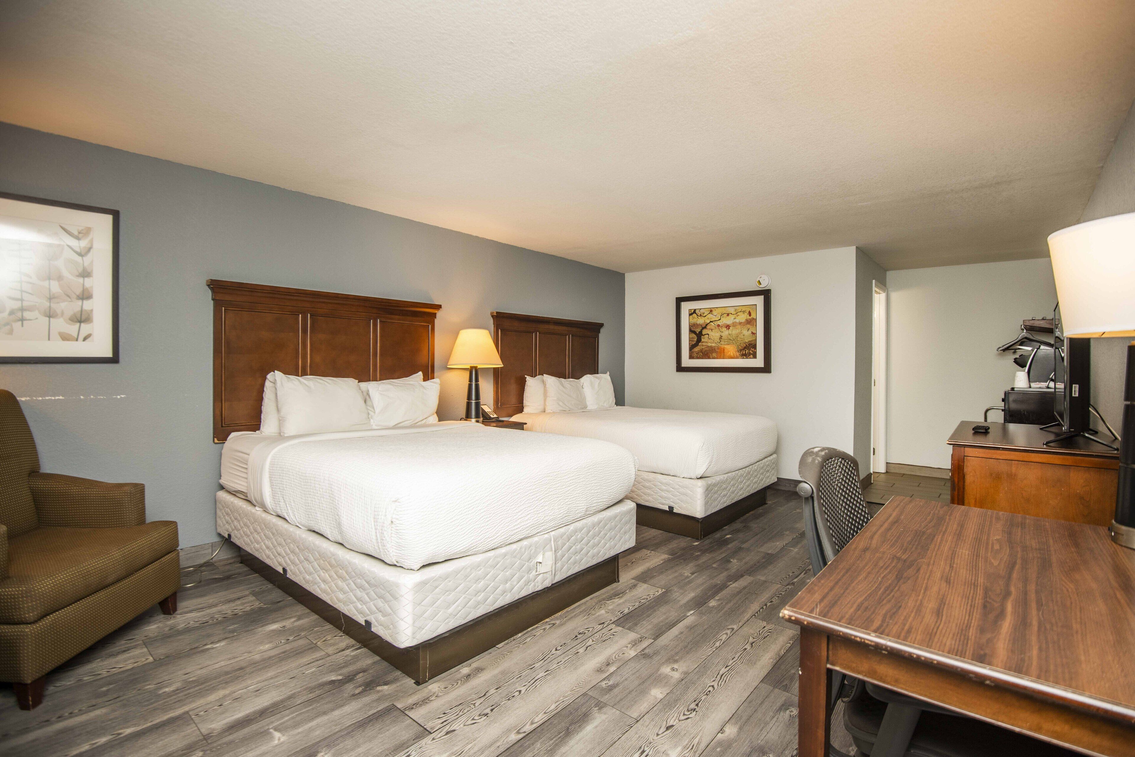 2 Queen Room at Tremont Lodge - Pet Friendly
