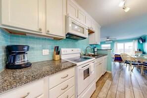 Fridge, microwave, oven, stovetop - Walk to Sandfest, Shared Pools, Boardwalk to the Beach (Port Aransas)