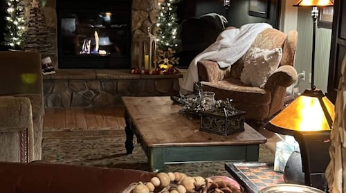 Secluded and Cozy Townhome at Tripp Lake