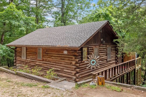 Pet-Friendly Cabin | Balcony · Hot Tub · Starlink